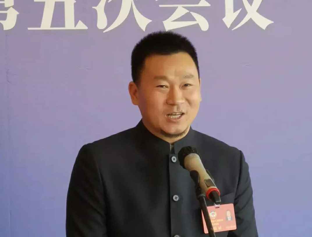 202204221343.jpg 为进一步展示市政协团结、民主、开放、自信的形象,向市民和网友展示政协委员的履职风采,中山市政协十二届五次会议在2月4日上午开幕前开设“委员通道”,市政协委员、4001百老汇会员登入-百老汇官方网站公司总经理陈朝阳走进“委员通道”,回应社会关切的问题。他就如何做好城市应急管理规划的问题进行发言,并回答记者提问。.jpg